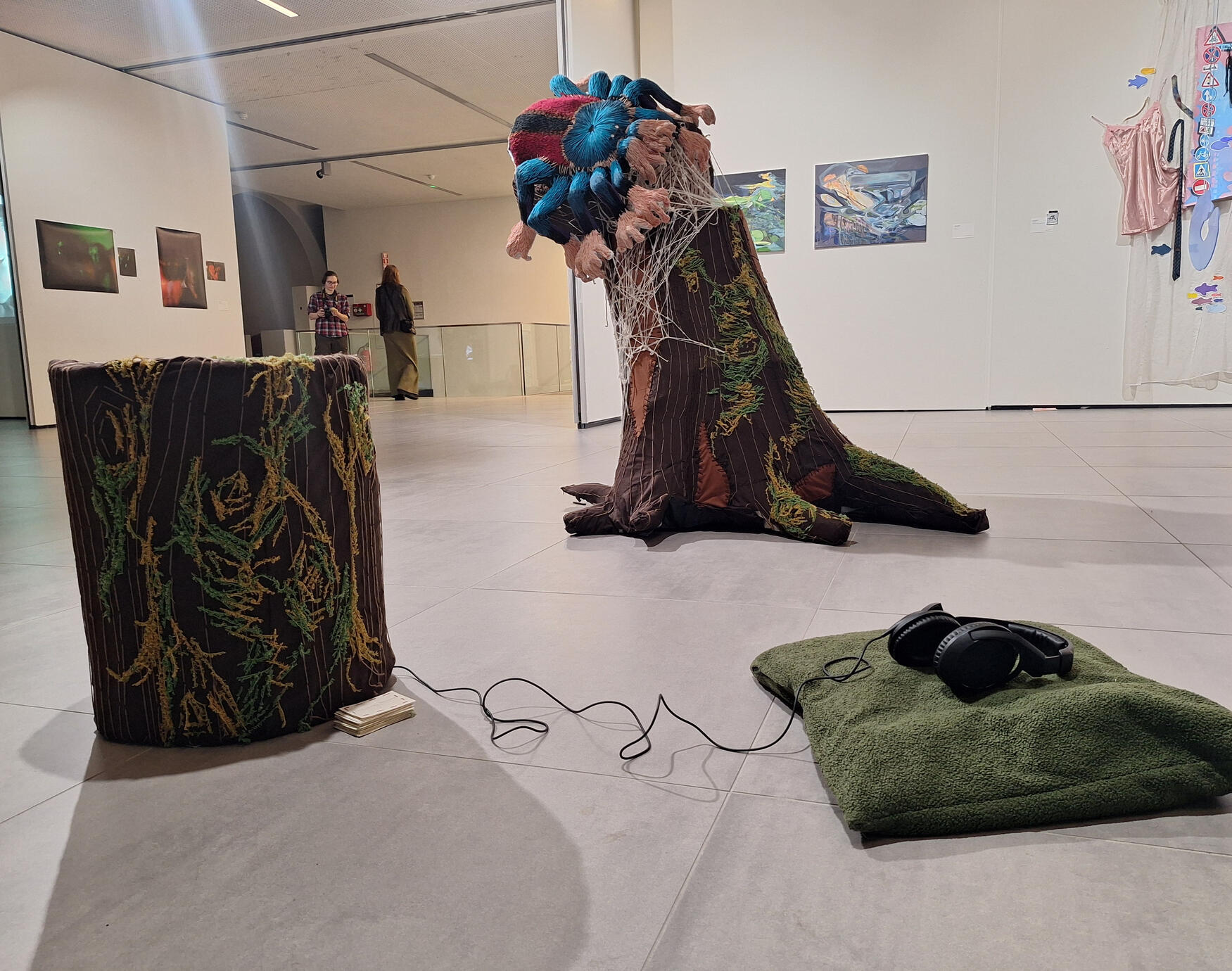 Avicularia Fantasia 2025, mixed media installatie: textiel, garen, papier mache, hout, kippengaas, audio. 175 x 200x 200 cm