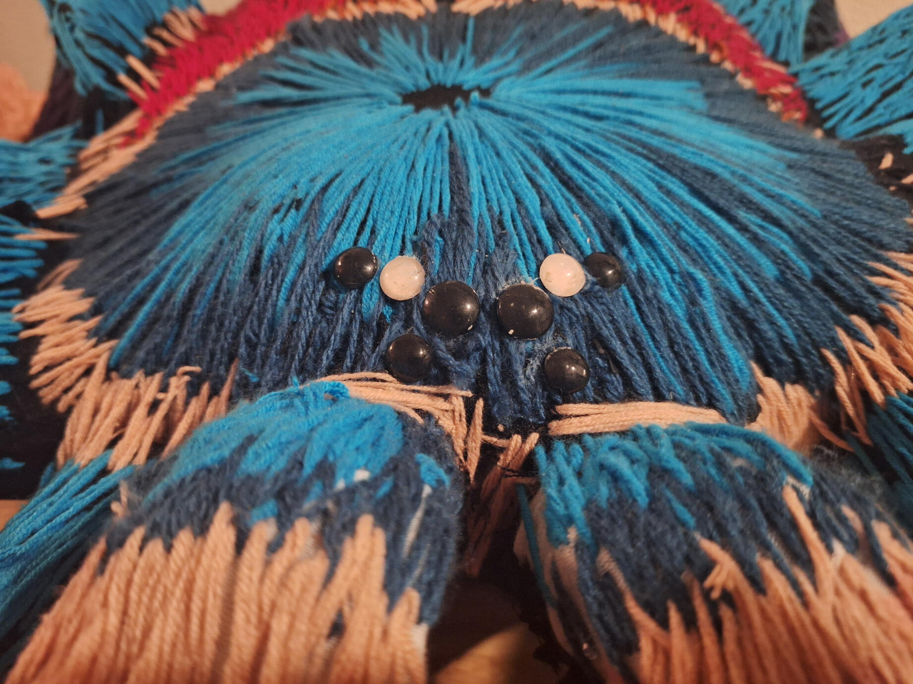 Avicularia, 2025, mixed media: geborduurd sculptuur, 100 x 100 cm