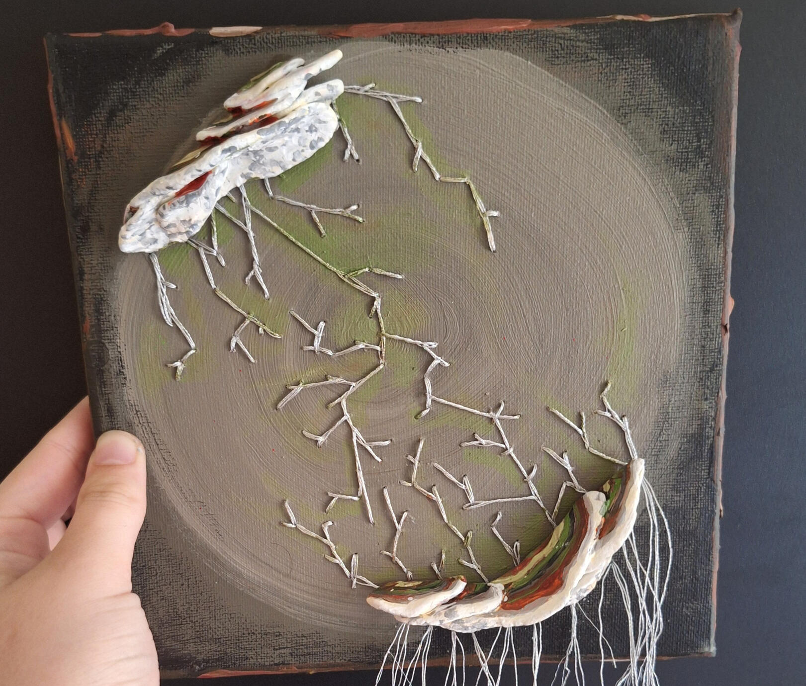 Untitled, 2024, acrylverf, borduurgaren en klei op canvas, 20 x 20 cm