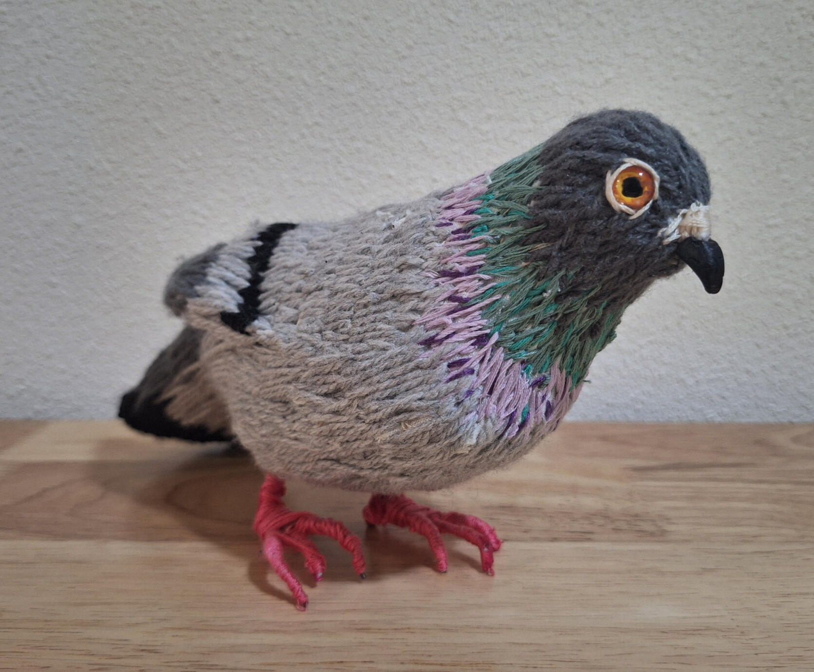 Untitled, 2025, mixed media: geborduurd sculptuur, 20 x 10 cm