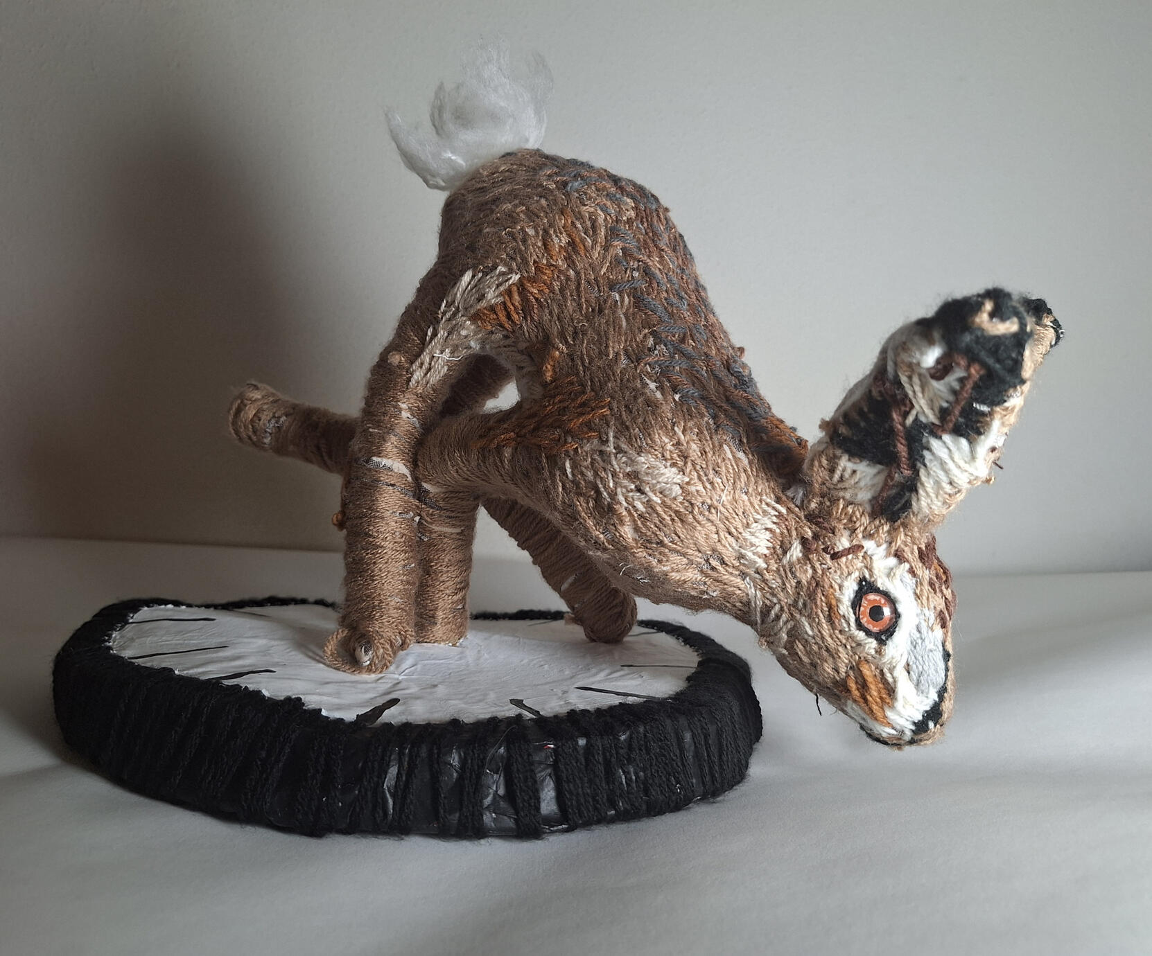 Still Running on Time, 2025, mixed media: geborduurd sculptuur, 40 x 40 x 35 cm